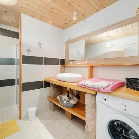 Piscine Jacuzzi Sauna 4 étoiles Uzemain
