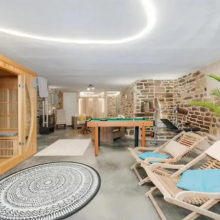 Hébergement de vacances Piscine Jacuzzi Sauna 4 étoiles Uzemain