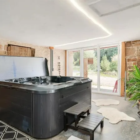 Hébergement de vacances Piscine Jacuzzi Sauna 4 étoiles Uzemain